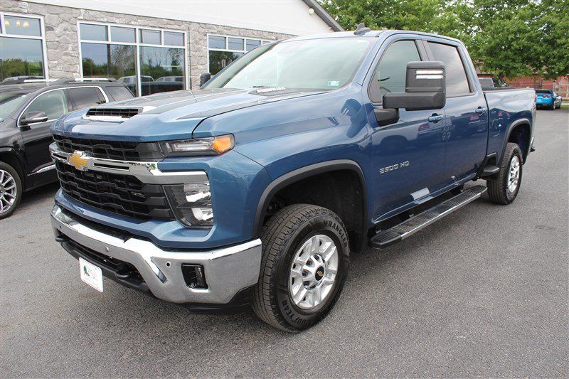 Used 2025 Chevrolet Silverado 2500 LT w/ Convenience Package AWD/4WD image 2