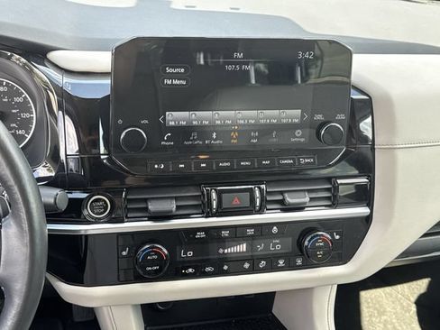 Used 2022 Nissan Pathfinder SL AWD/4WD image 19