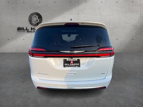 New 2026 Chrysler Pacifica Pinnacle w/ Trailer Tow Group AWD/4WD image 7