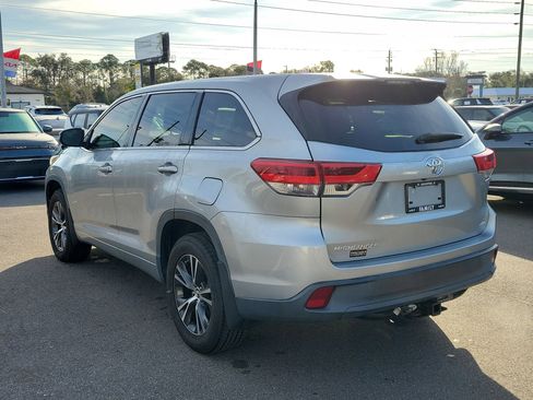 Used 2018 Toyota Highlander LE image 4
