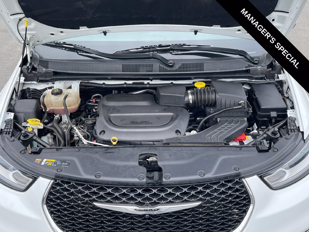 Used 2023 Chrysler Pacifica Touring-L FWD image 9