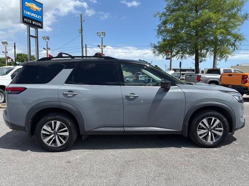 Used 2023 Nissan Pathfinder SL w/ Lighting Package (N92) image 4