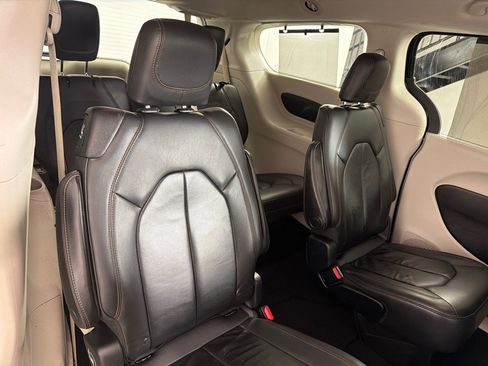 Used 2017 Chrysler Pacifica Touring-L FWD image 23