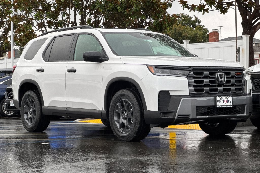 New 2026 Honda Pilot TrailSport image 2