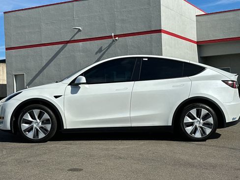 Used 2021 Tesla Model Y Long Range image 9
