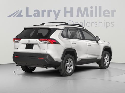 Used 2022 Toyota RAV4 XLE AWD/4WD image 2