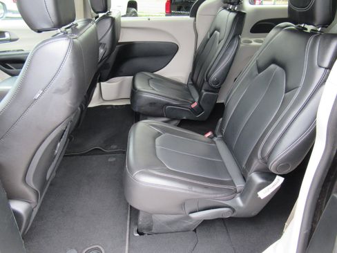 Used 2023 Chrysler Pacifica Touring-L FWD image 17