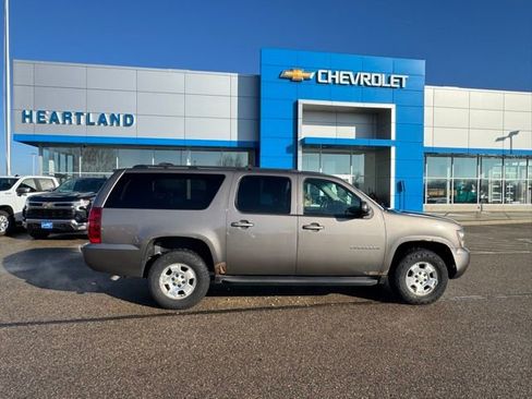 Used 2013 Chevrolet Suburban LT image 2