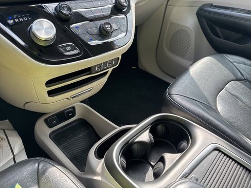 Used 2021 Chrysler Pacifica Touring-L image 27