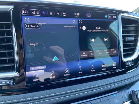Used 2025 Chrysler Pacifica Limited FWD image 27