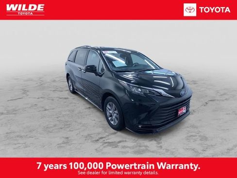 Certified 2025 Toyota Sienna XLE image 3