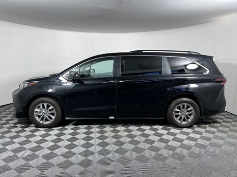 Used 2025 Toyota Sienna XLE FWD image 8