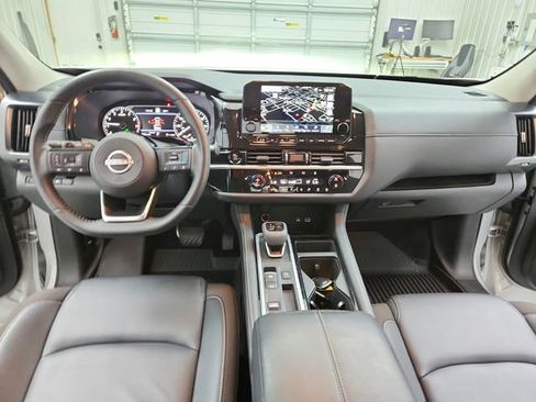 Used 2025 Nissan Pathfinder SL FWD image 25