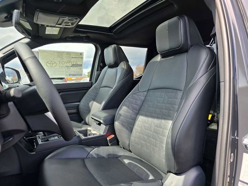 Used 2025 Toyota Tacoma TRD Sport image 26