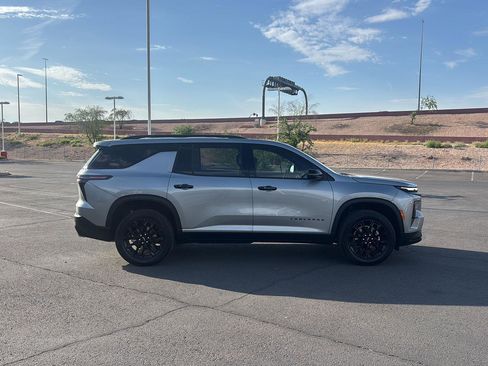 Used 2025 Chevrolet Traverse LT w/ Midnight/Sport Edition image 7