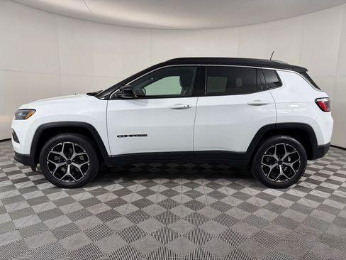 Used 2025 Jeep Compass Limited AWD/4WD image 2