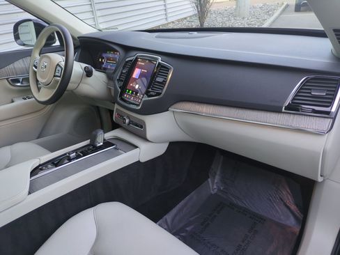 Used 2023 Volvo XC90 B6 Plus image 33