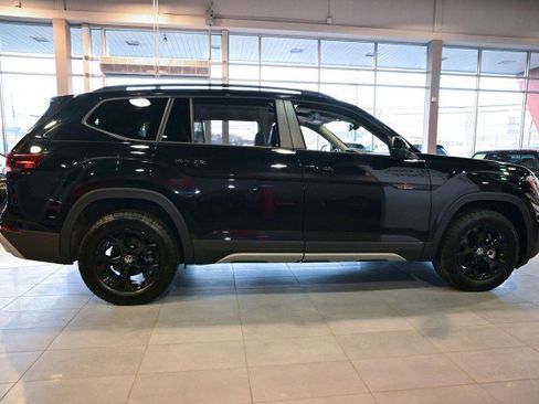 Used 2024 Volkswagen Atlas Peak Edition SE image 4