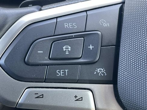 Used 2025 Volkswagen Atlas SE image 23