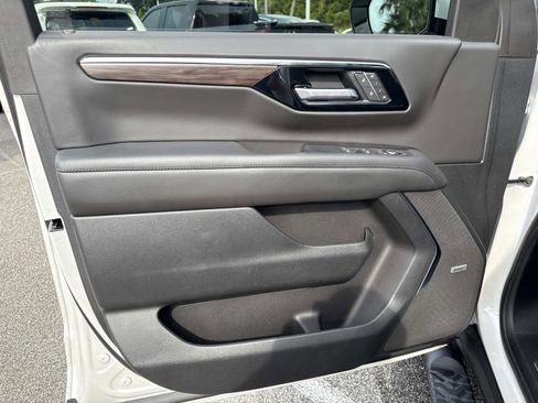 Used 2025 Chevrolet Suburban Z71 w/ Comfort Package image 18