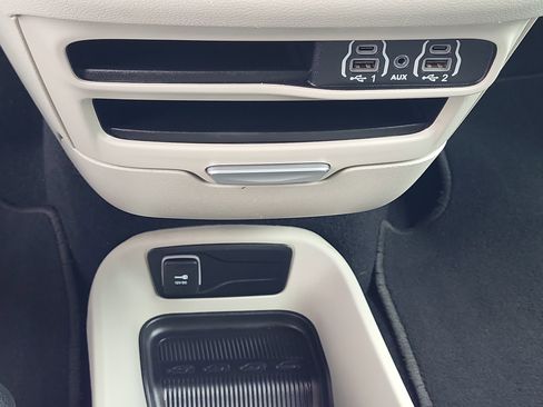 Used 2024 Chrysler Pacifica Touring-L image 16