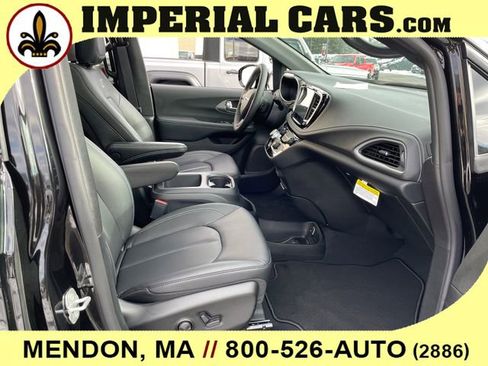 New 2026 Chrysler Pacifica Select image 45
