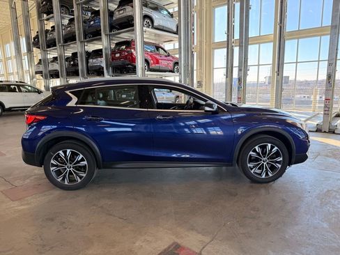 Used 2018 INFINITI QX30 Luxury w/ Cargo Package image 2