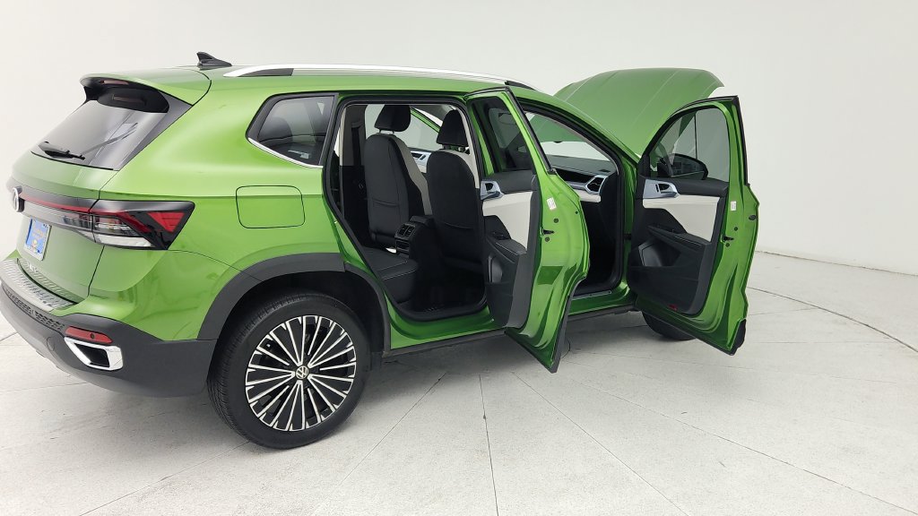Used 2025 Volkswagen Taos SE FWD image 12