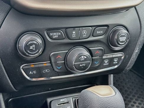Used 2015 Jeep Cherokee Latitude w/ Comfort/Convenience Group AWD/4WD image 21