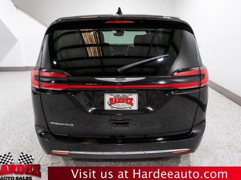 Used 2024 Chrysler Pacifica Touring-L image 4