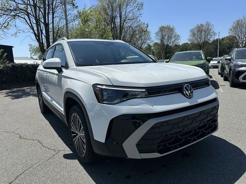 New 2026 Volkswagen Taos SE image 7