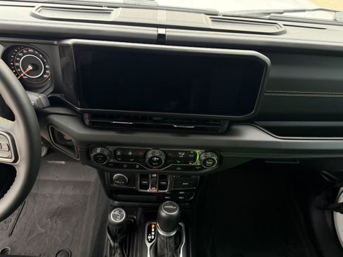Used 2024 Jeep Gladiator Sport AWD/4WD image 21