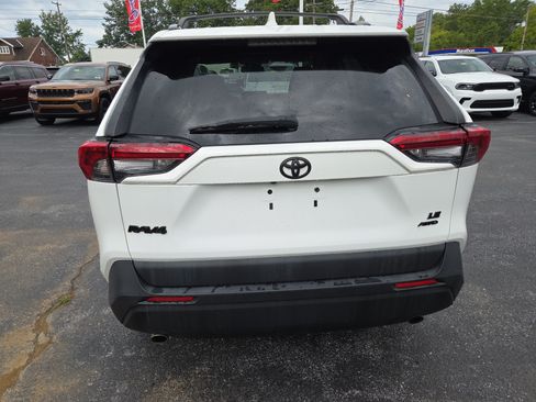 Used 2019 Toyota RAV4 LE AWD/4WD image 4