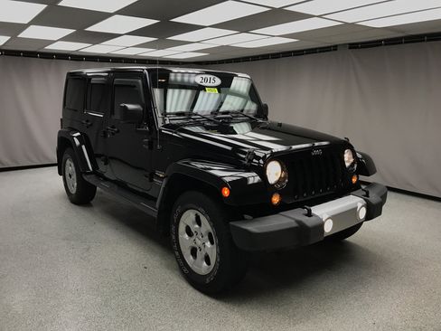 Used 2015 Jeep Wrangler Unlimited Sahara w/ Connectivity Group AWD/4WD image 5