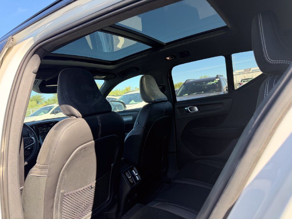 Used 2020 Volvo XC40 T5 R-Design AWD/4WD image 6