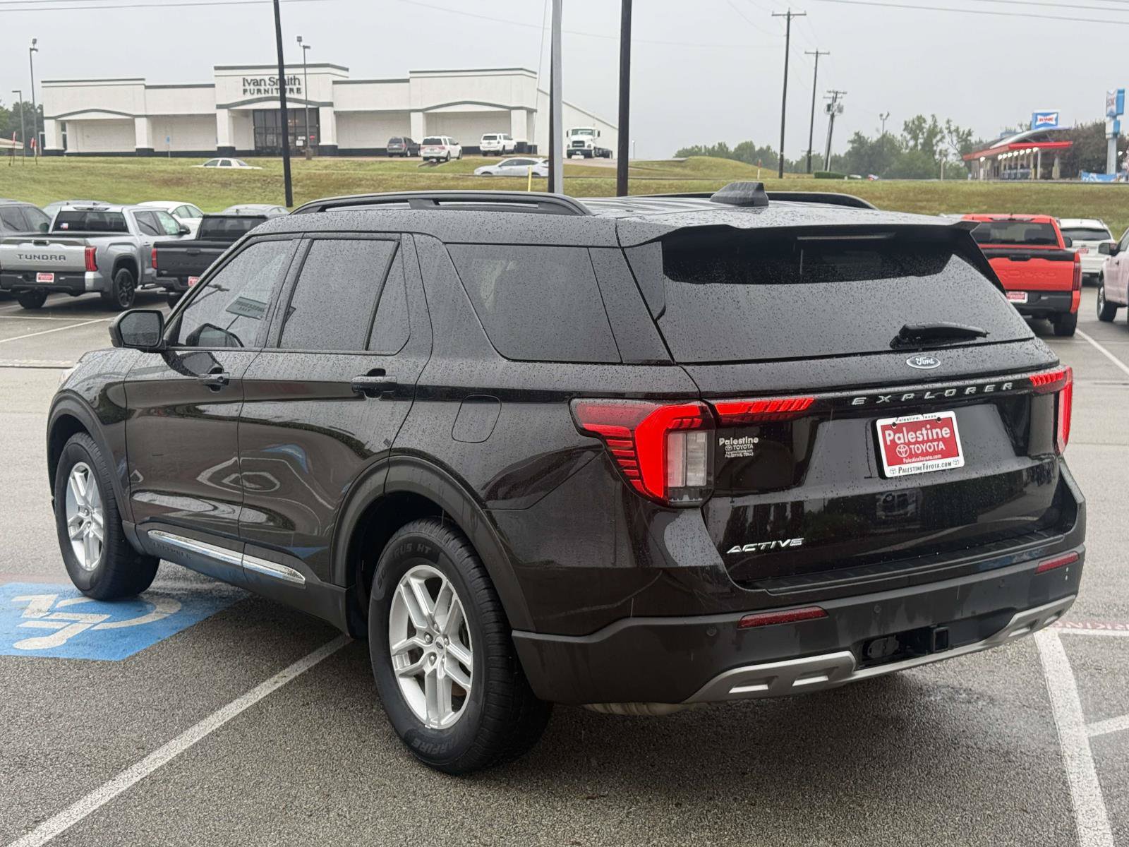 Used 2025 Ford Explorer Active w/ Active Comfort Package RWD image 3