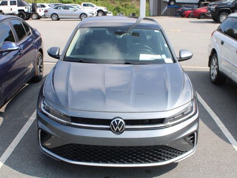 Used 2025 Volkswagen Jetta SE FWD image 2