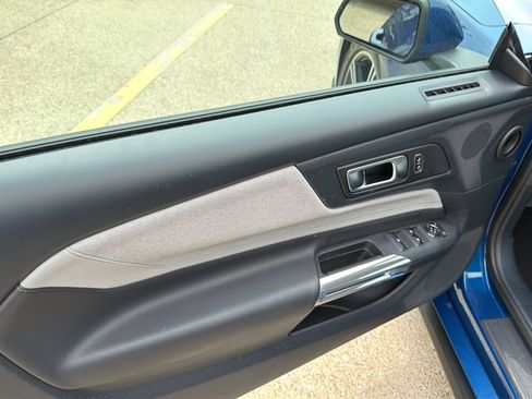 Used 2024 Ford Mustang Convertible RWD image 17