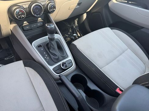 Used 2022 Hyundai Venue SEL FWD image 18
