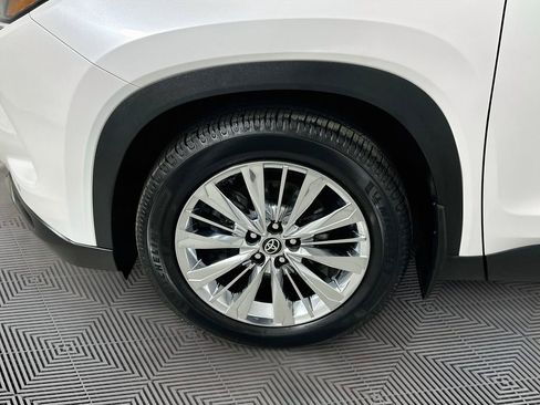Used 2024 Toyota Grand Highlander AWD image 25