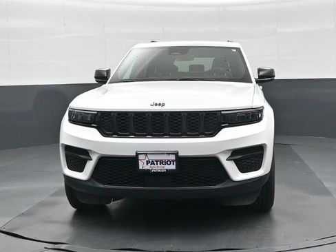 Used 2025 Jeep Grand Cherokee Altitude AWD/4WD image 9