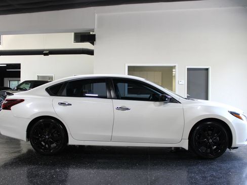 Used 2017 Nissan Altima 2.5 SR w/ Midnight Edition Package FWD image 2