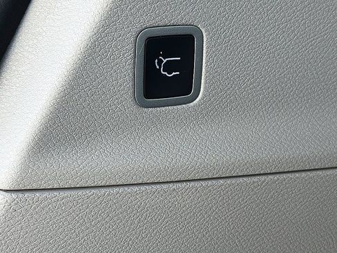 Used 2023 Chrysler Pacifica Touring-L FWD image 27