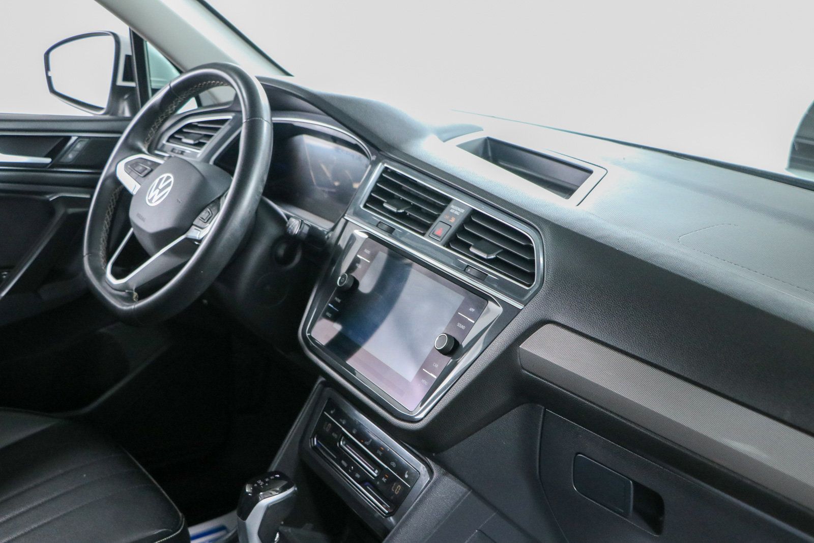 Used 2023 Volkswagen Tiguan SE w/ Panoramic Sunroof Package FWD image 27