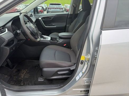 Used 2021 Toyota RAV4 LE AWD/4WD image 5
