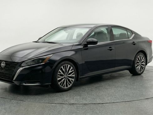 Used 2025 Nissan Altima 2.5 SV FWD image 3