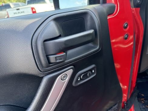 Used 2017 Jeep Wrangler Unlimited Sahara w/ Connectivity Group AWD/4WD image 24