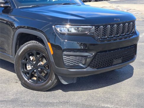 Certified 2024 Jeep Grand Cherokee Altitude image 2