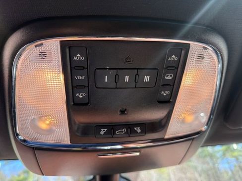 Used 2020 Jeep Grand Cherokee Overland AWD/4WD image 18
