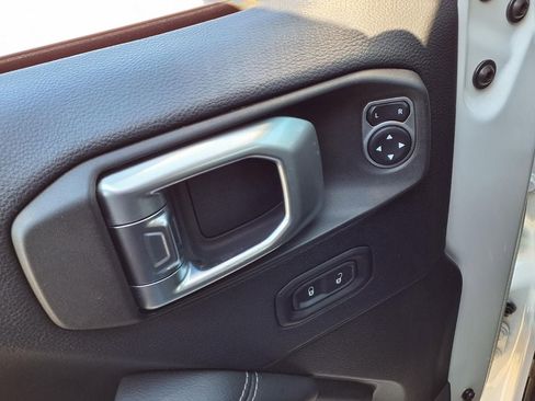 Used 2019 Jeep Wrangler Unlimited Sahara w/ Uconnect 4C Nav & Sound Group AWD/4WD image 9